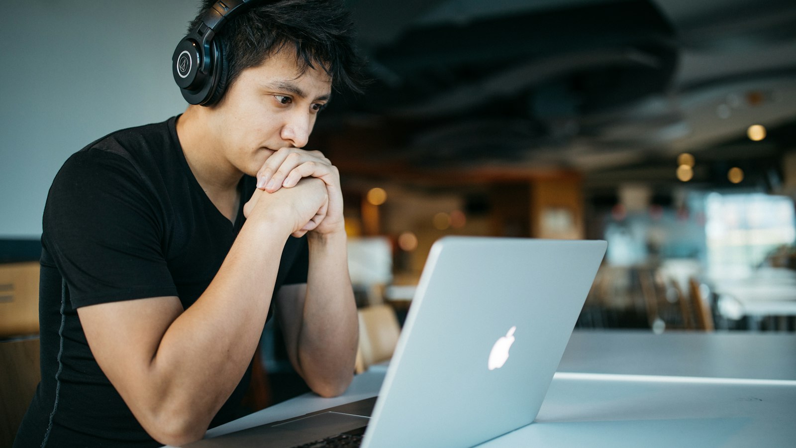 یادگیری آنلاین با لپ‌تاپ و هدفون — عکس از Wes Hicks در Unsplash